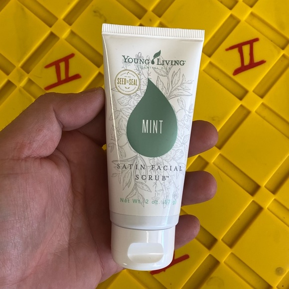 New Young Living Satin Facial Scrub - Mint - Picture 1 of 4